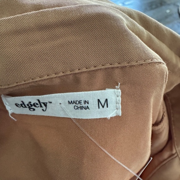 Gorgeous Wrap Edgely Blouse NWT Size Medium - Picture 3 of 3